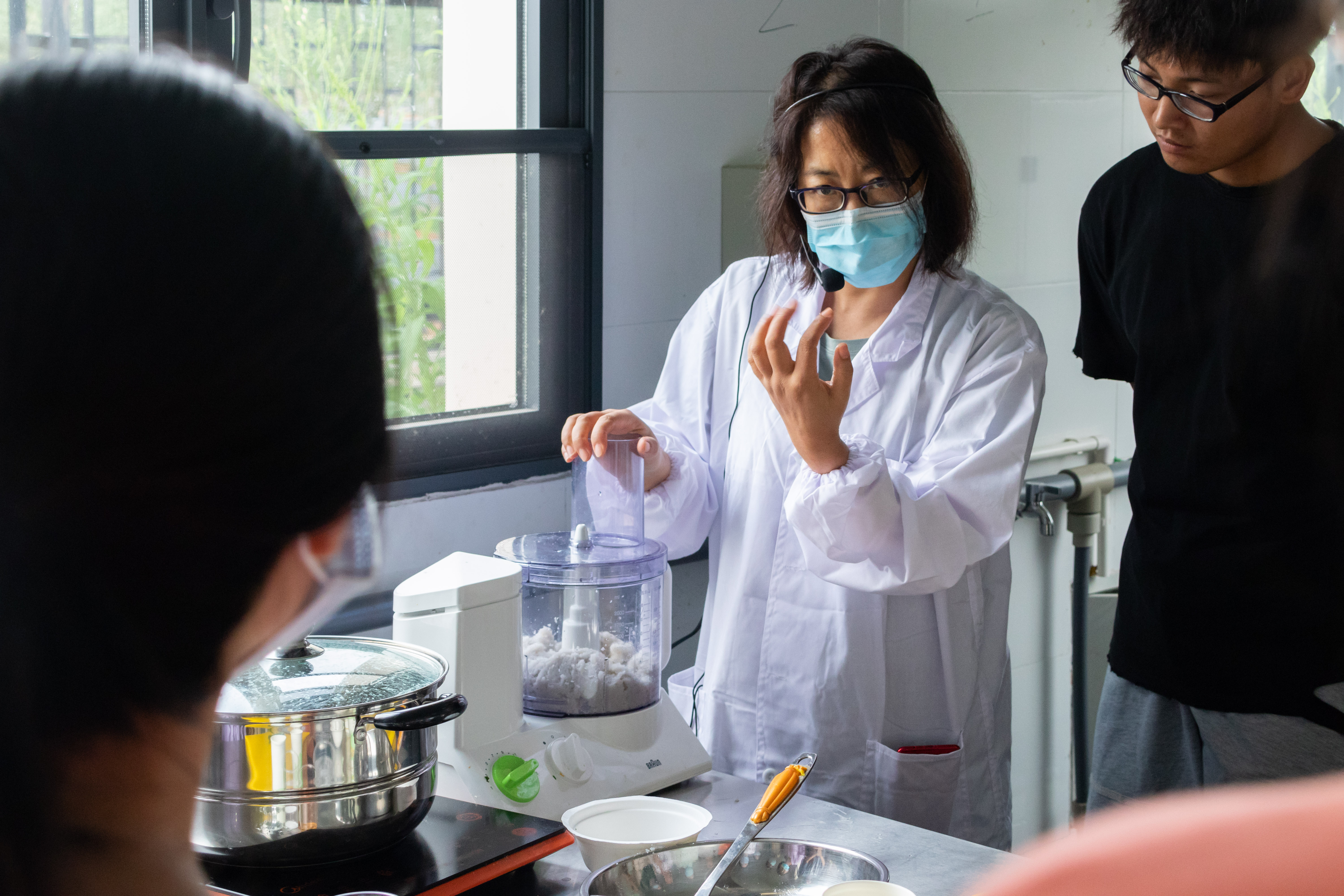 365英国上市公司张秀杰老师向新生介绍“空擂法”（学通社记者 周丹丹 摄）